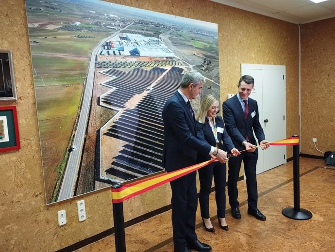 Acto de inauguración de la nueva instalación fotovoltaica de autoconsumo de Laboratorios Indas en Novés, Toledo.