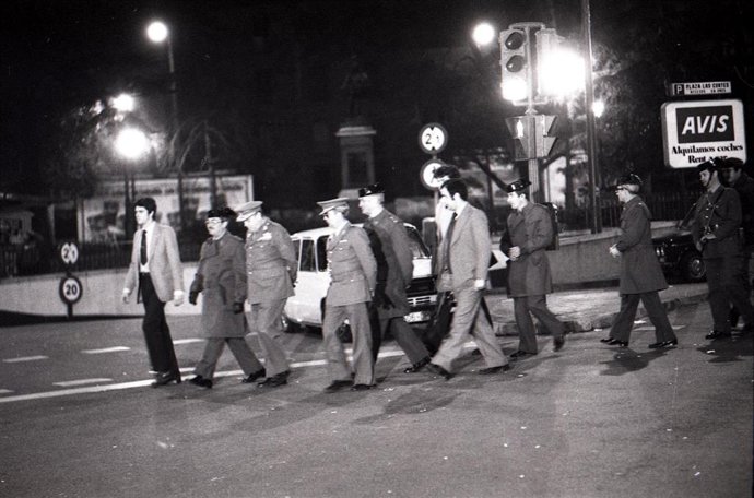 Archivo - Imágenes del cordón policial que rodea el Congreso de los diputados durante el intento de Golpe de Estado por parte del Teniente Coronel de la Guardia Civil, Antonio Tejero.