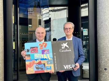 Juan Ignacio Zafra, director territorial de CaixaBank en Andalucía, y Juan Antonio Vigar, director del Festival de Málaga, esta mañana en la oficina Store Larios de CaixaBank