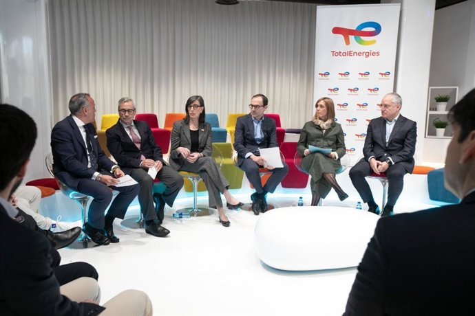 Encuentro informativo 'La electrificación, una oportunidad para la industria', con Antonio Fernández-Escandón (Femetal), Nieves Roqueñí (Puerto de Gijón); Javier Vázquez (TotalEnergies); Amaia Ramos (Ategi); y Joaquín Coronado (Build to Zero).