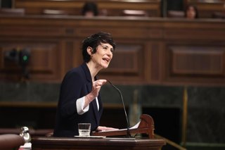La ministra de Inclusión Seguridad Social y Migraciones, Elma Saiz, interviene durante una sesión de control al Gobierno, en el Congreso de los Diputados, a 25 de febrero de 202, en Madrid (España).