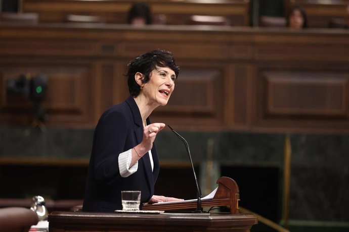 La ministra de Inclusión Seguridad Social y Migraciones, Elma Saiz, interviene durante una sesión de control al Gobierno, en el Congreso de los Diputados, a 25 de febrero de 202, en Madrid (España).
