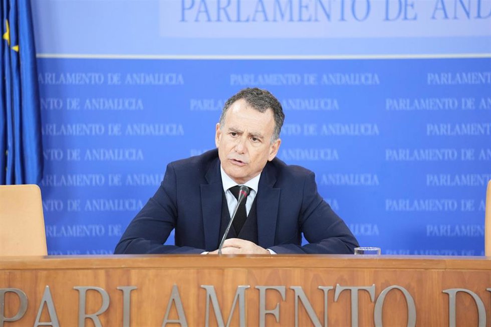 El portavoz adjunto del Grupo Parlamentario Popular, Pablo Venzal, durante la ronda de ruedas de prensa de portavoces de los grupos parlamentarios en el Parlamento de Andalucía, a 25 de febrero de 2026 en Sevilla (Andalucía, España). Los portavoces de l