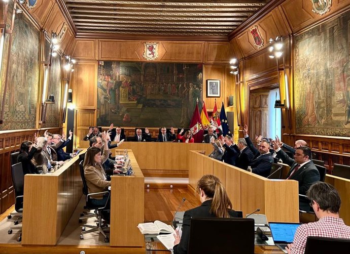 La Diputación de León ha mostrado su apoyo a los afectados por enfermedades raras en el pleno de este miércoles con su respaldo a la declaración institucional leída por el presidente de la Institución provincial, Gerardo Álvarez Courel.