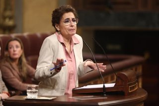 La vicepresidenta primera y ministra de Hacienda, María Jesús Montero, interviene durante una sesión plenaria, en el Congreso de los Diputados, a 18 de febrero de 2026, en Madrid (España).