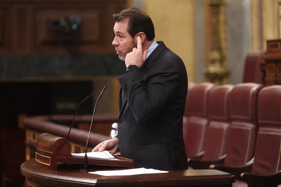 El ministro de Transportes y Movilidad Sostenible, Óscar Puente, interviene durante una sesión de control al Gobierno, en el Congreso de los Diputados, a 25 de febrero de 202, en Madrid (España). 