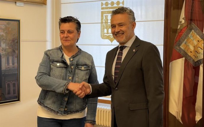 El alcalde de Logroño, Conrado Escobar, junto a la presidenta del Colegio Oficial de Enfermería, Alicia Ibáñez