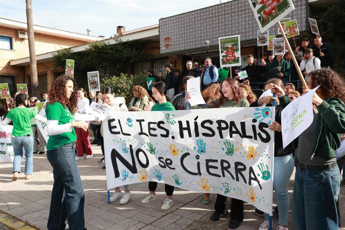 La comunidad docente del IES Híspalis se concentran en protesta por el "cierre inminente" del centro. A 25 de febrero de 2026 en Sevilla (Andalucía, España).