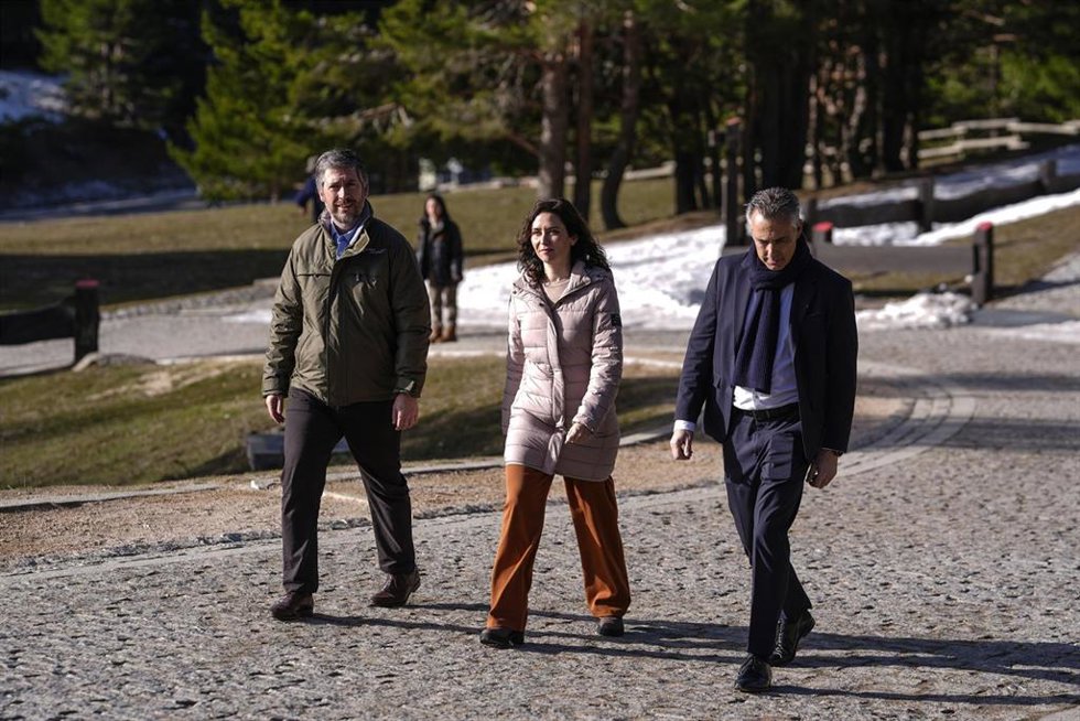 La presidenta de la Comunidad de Madrid, Isabel Díaz Ayuso, asiste a la reunión del Consejo de Gobierno, celebrada hoy con carácter extraordinario en el Centro de Visitantes de Peñalara, en Rascafría.