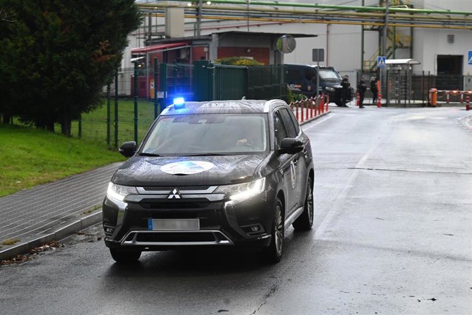 Un coche de policía sale de la sede de Sidenor, a 10 de febrero de 2026, en Basauri, Vizcaya, País Vasco (España). 