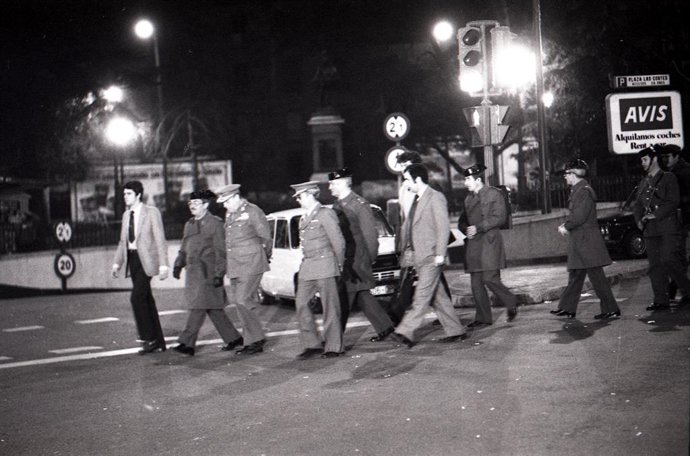 Archivo - Arquivo - MADRID, ESPANHA - 23 DE FEVEREIRO DE 1981: Imagens do cordão policial que rodeia o Congresso dos Deputados, onde está ocorrendo a tentativa de golpe de Estado por parte do tenente-coronel da Guarda Civil, Antonio Tejero.
