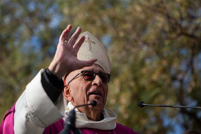 El cardenal Juan José Omella durante el acto de colocación del brazo superior de la cruz de la torre de Jesucristo, a 20 de febrero de 2026, en Barcelona, Catalunya (España).