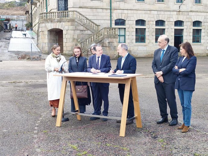 El alcalde de Vigo, Abel Caballero, y el delegado de Zona Franca, David Regades, firman el convenio de desarrollo del PS1 en la ETEA, con presencia del rector, Manuel Reigosa, y de representantes del CSIC y del gobierno local.