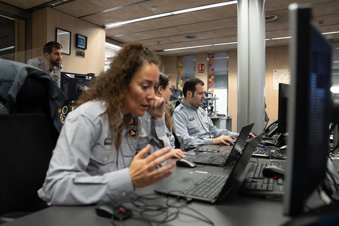 Archivo - Varios trabajadores del equipo de Protecció Civil