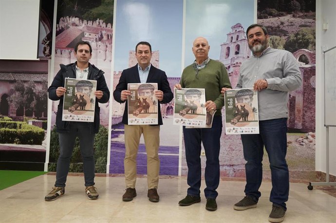 El concejal de Cultura del Espinar, Javier Ayuso (izda); el alcalde, Javier Figueredo; el historiador y pregonero 2026, Servando Hurtado y el presidente del CIT, Juan Andrés Sanz Lobo.