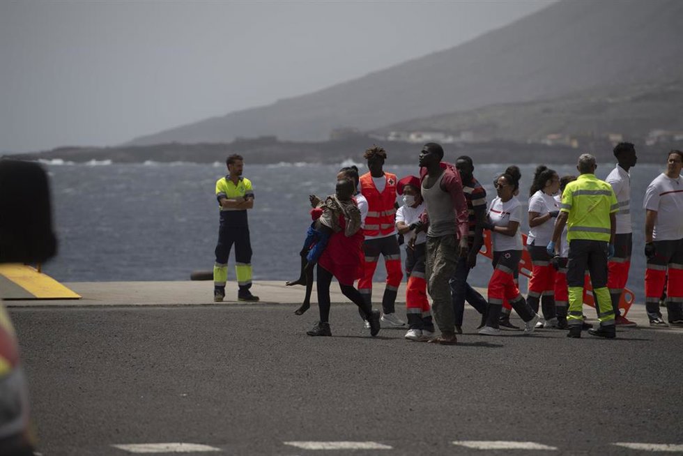 Archivo - Migrantes procedentes de un nuevo cayuco desembarcan en el puerto de La Restinga
