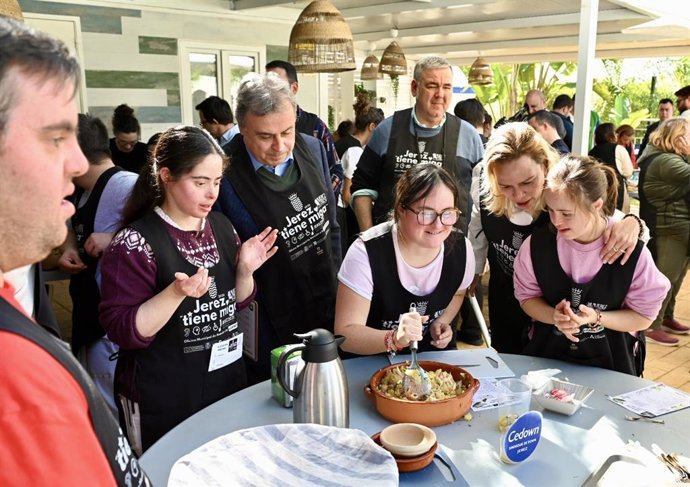 El teniente de alcaldesa de Turismo, Antonio Real, y la delegada de Inclusión Social, Yessika Quintero, junto algunos participantes del taller de cocina inclusiva, celebrado con motivo de la Capital Gastronómica de Jerez