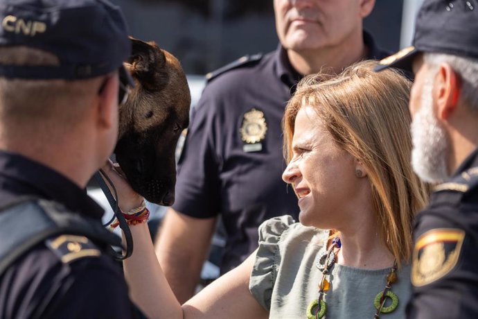 Archivo - La delegada del Gobierno en la Comunitat Valenciana, Pilar Bernabé, saluda a agentes de cuerpo de la Policía Nacional en imagen de archivo