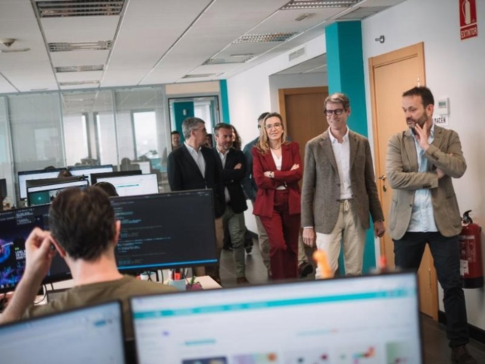El presidente del Gobierno de La Rioja, Gonzalo Capellán, acompañado por la consejera de Economía, Innovación, Empresa y Trabajo Autónomo, Belinda León, visita la sede de la empresa NeuronUp