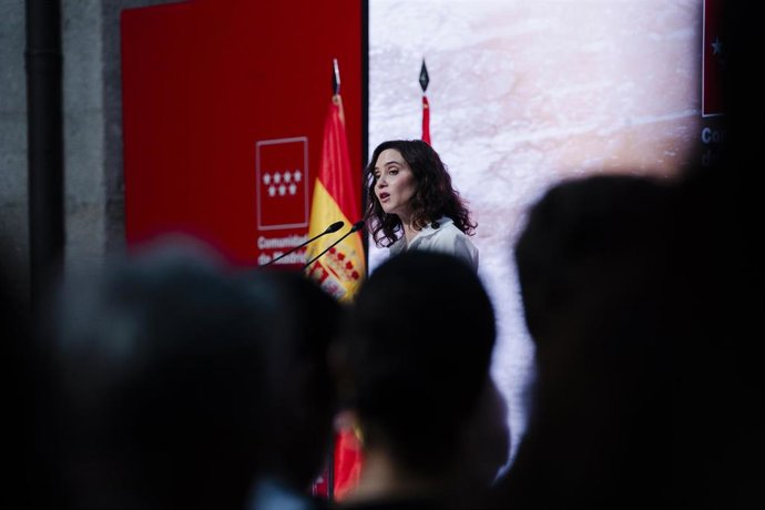 La presidenta de la Comunidad de Madrid, Isabel Díaz Ayuso, interviene durante la presentación del cortometraje documental Recuerdo de un hombre libre, en la Real Casa de Correos,