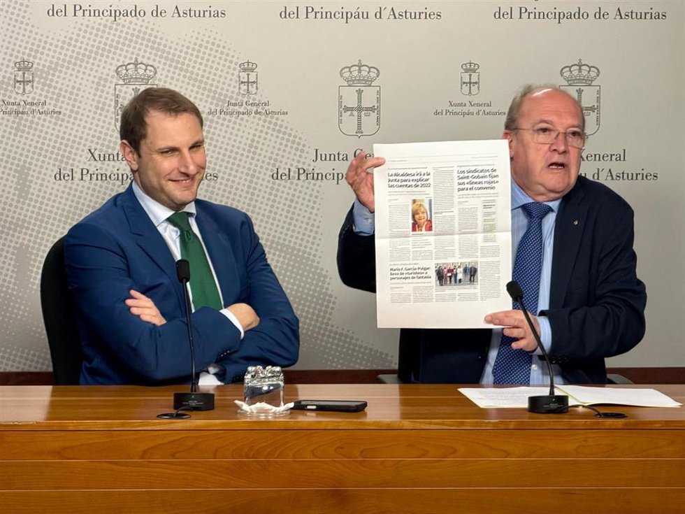 Los diputados Adrián Pumarez (Foro Asturias) y José Agustín Cuervas-Mons (PP) durante la rueda de prensa de este miércoles.