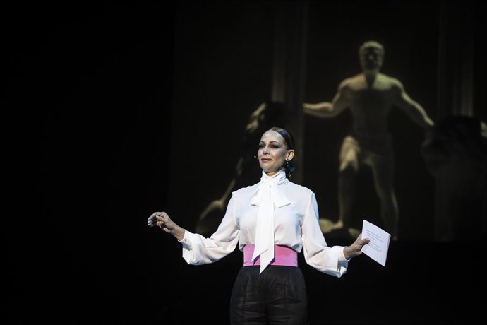 Archivo - Eva González presenta la gala del Día de Andalucía del 28 de febrero de 2025 en el Teatro de la Maestranza de Sevilla. (Foto de archivo).