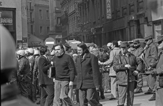 MADRID, ESPAÑA - 23 DE FEBRERO DE 1981: Imágenes del cordón policial que rodea el Congreso de los diputados en donde se está produciendo el intento de Golpe de Estado por parte del Teniente Coronel de la Guardia Civil, Antonio Tejero.
