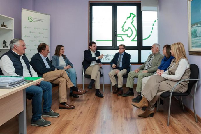 Fernández Mañueco  en su visita a la sede de la Asociación Española contra del Cáncer de Soria.
