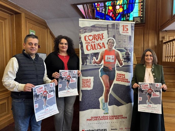 La concejala de Bienestar Social y Juventud, Vera López, con los promotores de la carrera 'Corre por una causa' que se celebrará en León el próximo día 7 de marzo.