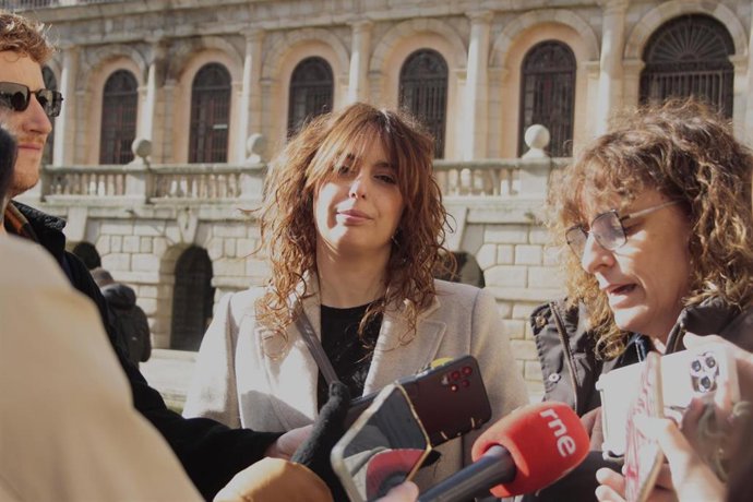 La concejala del PSOE en el Ayuntamiento Ana Abellán y la representante de IU en el Consejo Local de la Mujer, Elisa Fernández.