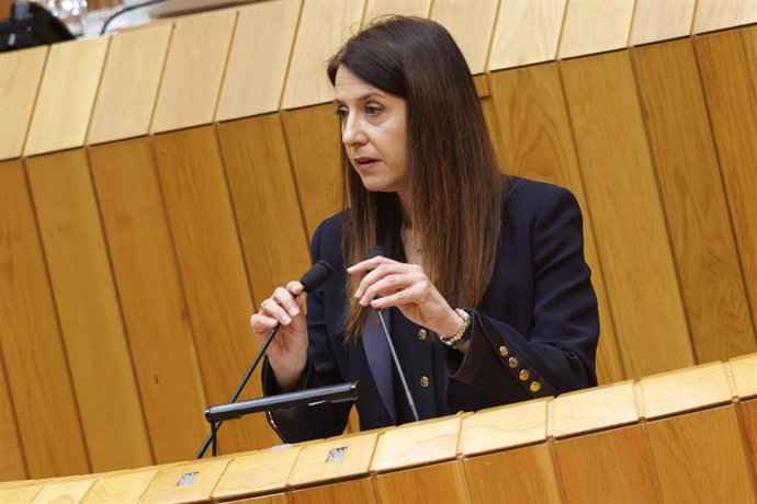 La conselleira do Medio Rural, María José Gómez, responde a una interpelación en el pleno del Parlamento