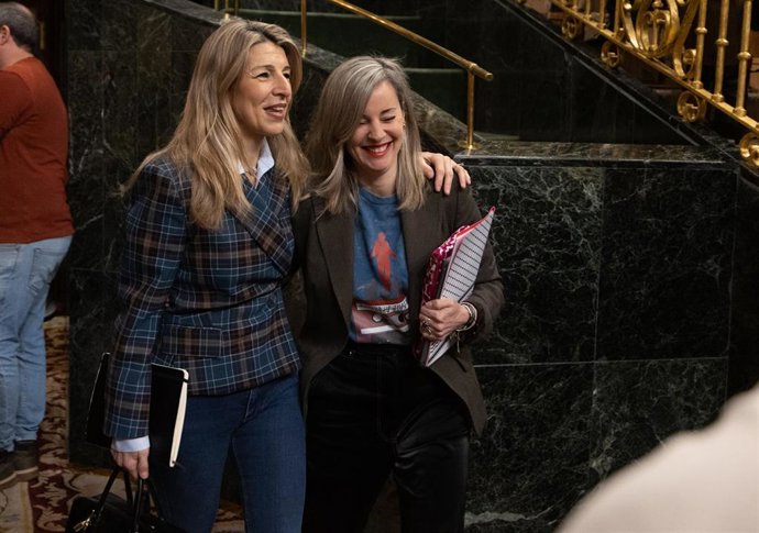 La vicepresidenta segunda, Yolanda Díaz (i), y la portavoz de Sumar en el Congreso, Verónica Martínez Barbero (d), durante una sesión de control al Gobierno, en el Congreso de los Diputados, a 25 de febrero de 202, en Madrid (España). 