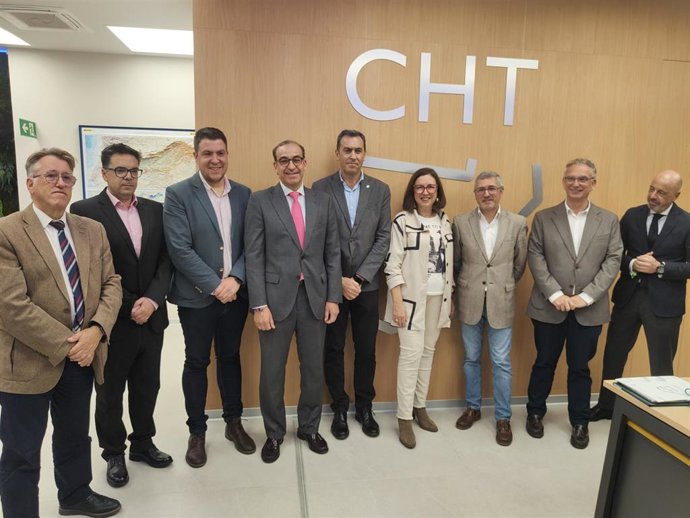 Autoridades en la inauguración de la nueva sede de la Confederación Hidrográfica del Tajo (CHT) en Cáceres