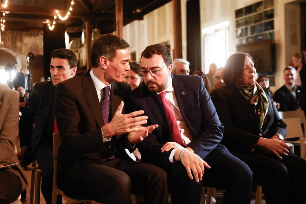 El presidente del Gobierno, Pedro Sánchez (i), y el presidente del Principado de Asturias, Adrián Barbón (d), durante el acto de presentación de la II Estrategia Nacional para la Equidad Territorial y el Reto Demográfico, a 25 de febrero de 2026, en Pil