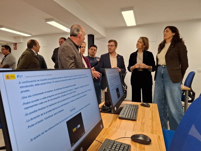 El subdelegado del Gobierno en Sevilla, Francisco Toscano, en la inauguración de una nueva aula digitalizada de la DGT en Écija