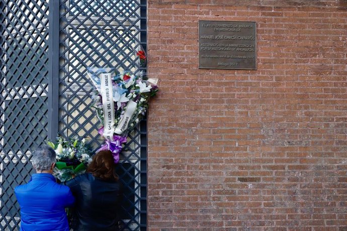 Archivo - Ofrenda floral en el lugar del fallecimiento de Manuel José García Caparrós, asesinado en la manifestación por la autonomía andaluza del 4D de 1977 en Málaga.