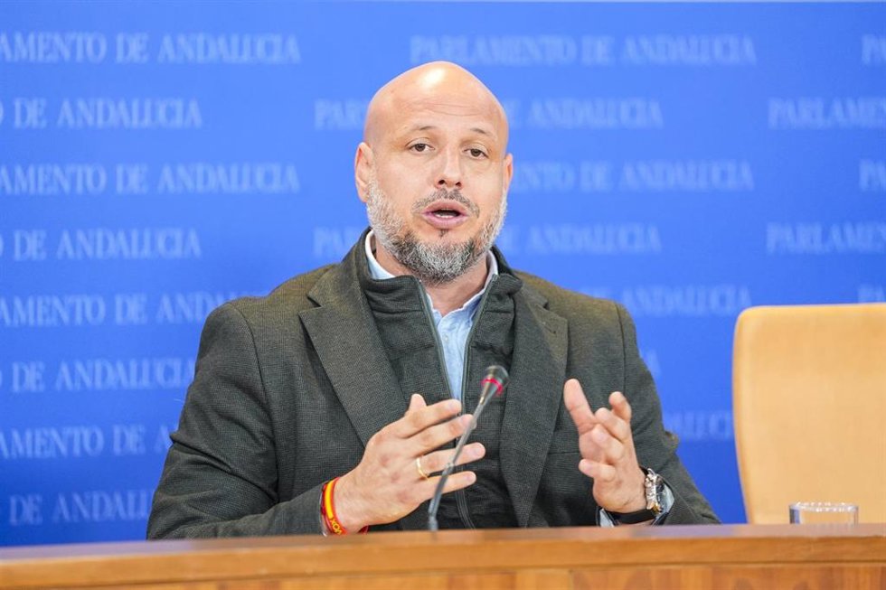 El portavoz adjunto del Grupo Parlamentario Vox, Rodrigo Alonso, durante la ronda de ruedas de prensa de portavoces de los grupos parlamentarios en el Parlamento de Andalucía, a 25 de febrero de 2026 en Sevilla (Andalucía, España). Los portavoces de los