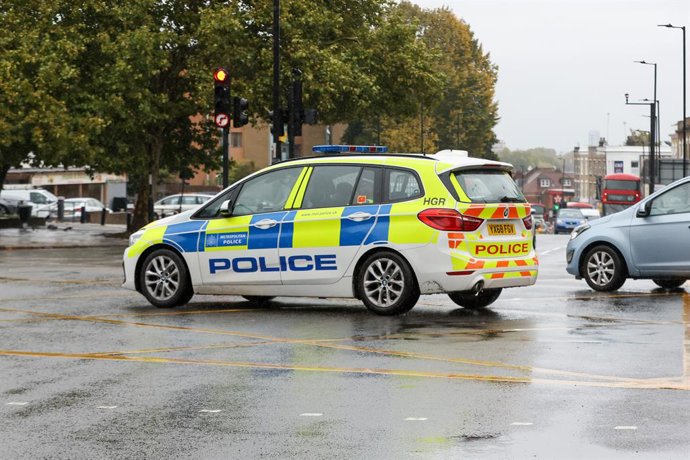 Archivo - Arquivo - 3 de outubro de 2025, Londres, Reino Unido: Londres, Reino Unido. Um carro da polícia é visto em Stamford Hill, norte de Londres, após um ataque fatal em Crumpsall, Grande Manchester, em 2 de outubro de 2025. Dois judeus foram mortos e