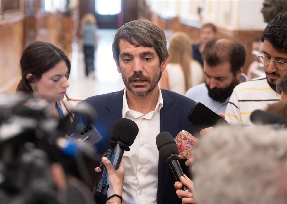 Archivo - El ministro de Cultura, Ernest Urtasun, ofrece declaraciones a los medios a su salida de un pleno extraordinario, en el Congreso de los Diputados, a 9 de julio de 2025, en Madrid (España). Sánchez comparece en un pleno extraordinario para trat