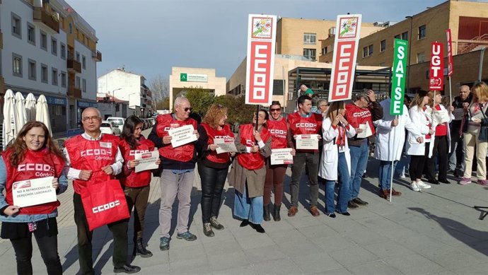 Los sindicatos se concentran contra la fusión laboral de los hospitales de Pozoblanco y Peñarroya.