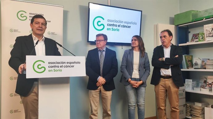 De izda a dcha, Mañueco, Aguarón, Lucas y Serrano tras la reunión en la Asociación Española Contra el Cáncer en Soria.