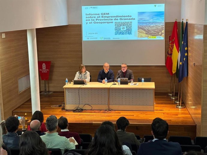 El diputado de Fondos Europeos, Desarrollo, Industria y Empleo, Antonio Díaz, junto a la profesora titular de Organización de Empresas de la Universidad de Granada (UGR), Matilde Ruiz, en la presentación en Baza (Granada) del Informe GEM 2024-25.