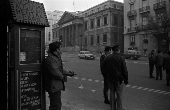 Archivo - Imatges del cordó policial que envolta el Congrés dels diputats on s'està produint l'intent de cop d'Estat per part del Tinent Coronel de la Guàrdia Civil Antonio Tejero