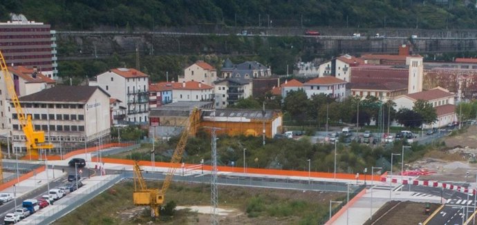 Parcela que acogerá el futuro centro escolar en Zorrotzaurre