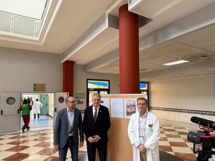 El delegado territorial de Salud y Consumo de la Junta en Almería, Juan de la Cruz Belmonte, junto a responsables del Hospital Universitario Poniente, durante la visita al vestíbulo del área de Hospitalización.