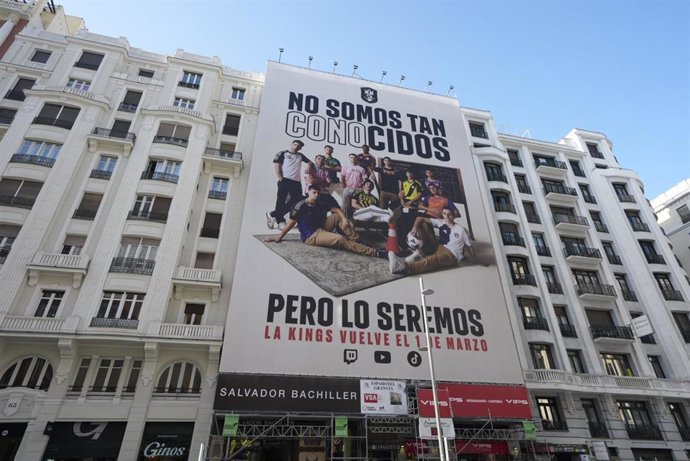 Imagen de la lona en Gran Vía.