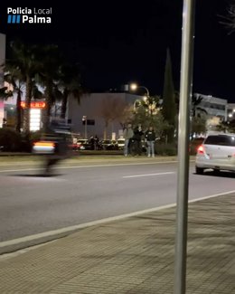 La Policía Local disuelve una concentración "masiva" de personas para presenciar carreras de coches en Palma