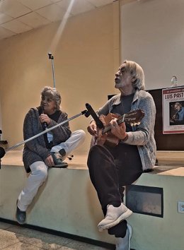 El cantautor Luis Pastor ofrece talleres en centros educativos como herramienta de educación y memoria democrática