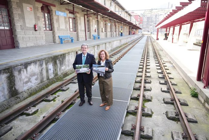 Juan Mari Aburto Bilboko alkatea eta Susana Garcia Chueca Mugikortasun Jasangarriaren sailburu eta Euskal Trenbide Sareko (ETS) presidentea