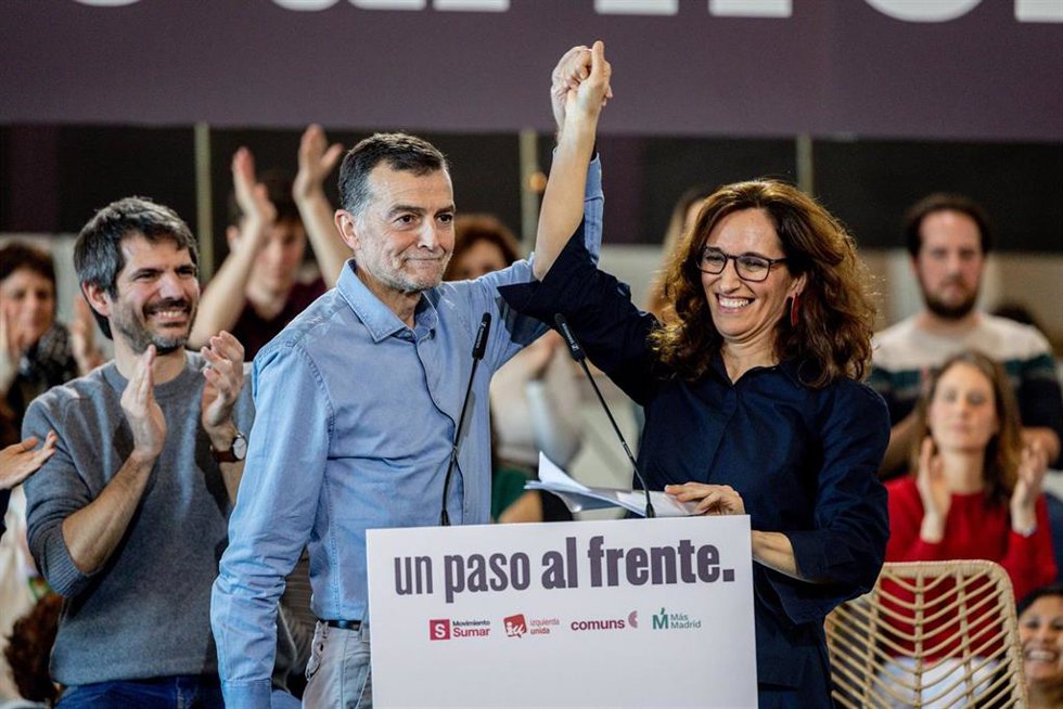 La ministra de Sanidad, Mónica García (d), el coordinador federal de IU, Antonio Maillo (c), y el ministro de Cultura, Ernest Urtasun (i), durante un acto en el Círculo de Bellas Artes de Madrid, a 21 de febrero de 2026, en Madrid (España). 